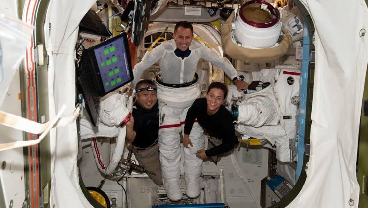 Astronotlar Dünya'ya döndü: Uzay İstasyonu'nun 4 mürettebatını taşıyan kapsül iniş yaptı